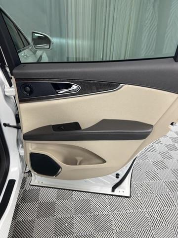 Photo of 2020 White Lincoln Nautilus