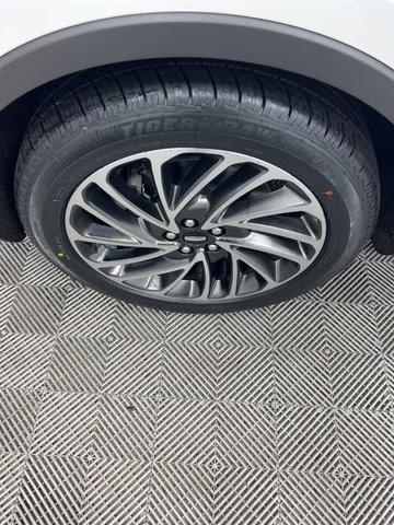 Photo of 2020 White Lincoln Nautilus