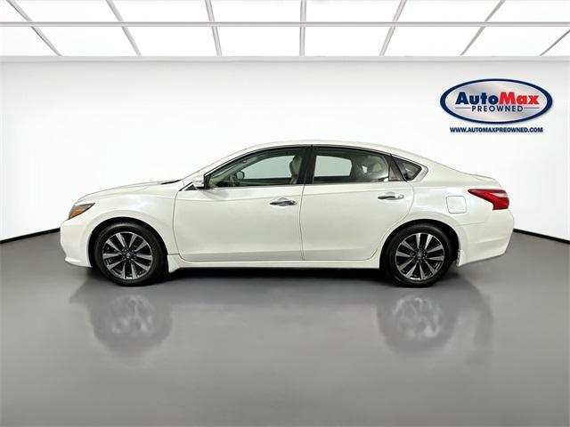 Photo of 2016 Pearl White Nissan Altima