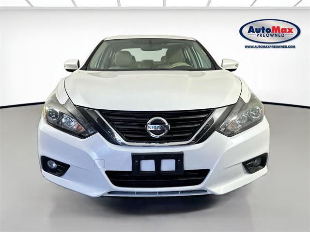Photo of 2016 Pearl White Nissan Altima