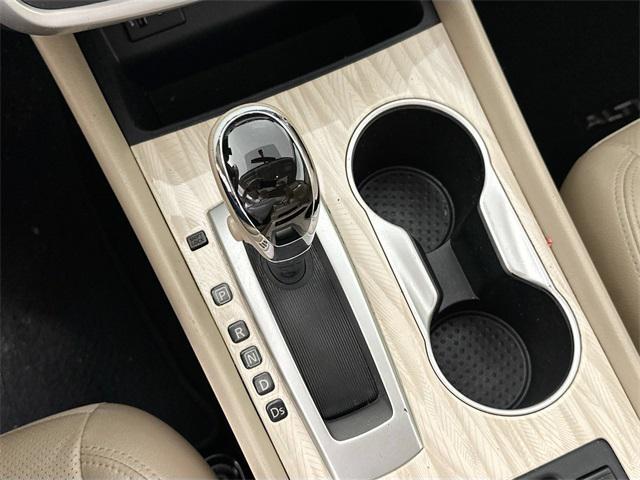 Photo of 2016 Pearl White Nissan Altima