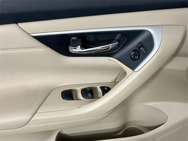 Photo of 2016 Pearl White Nissan Altima