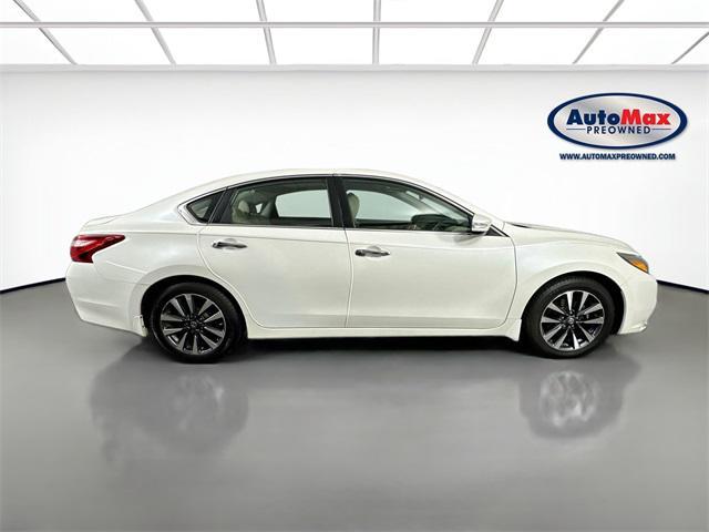 Photo of 2016 Pearl White Nissan Altima