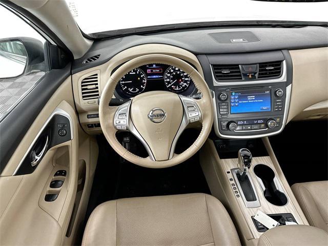 Photo of 2016 Pearl White Nissan Altima