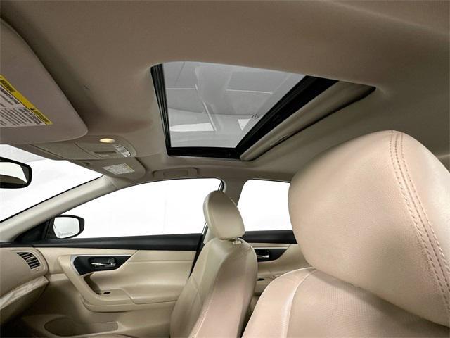Photo of 2016 Pearl White Nissan Altima