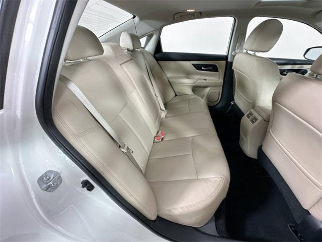 Photo of 2016 Pearl White Nissan Altima