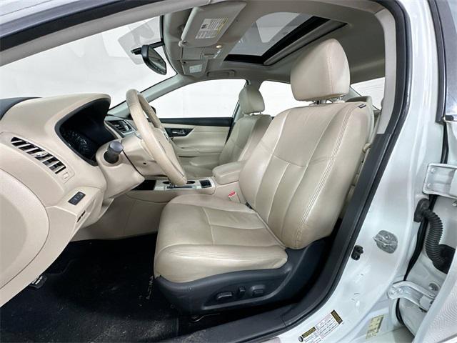 Photo of 2016 Pearl White Nissan Altima