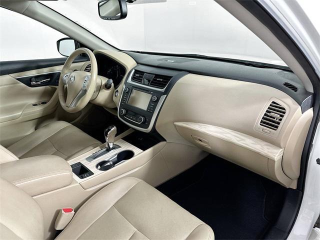Photo of 2016 Pearl White Nissan Altima