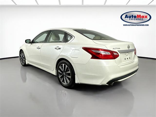 Photo of 2016 Pearl White Nissan Altima