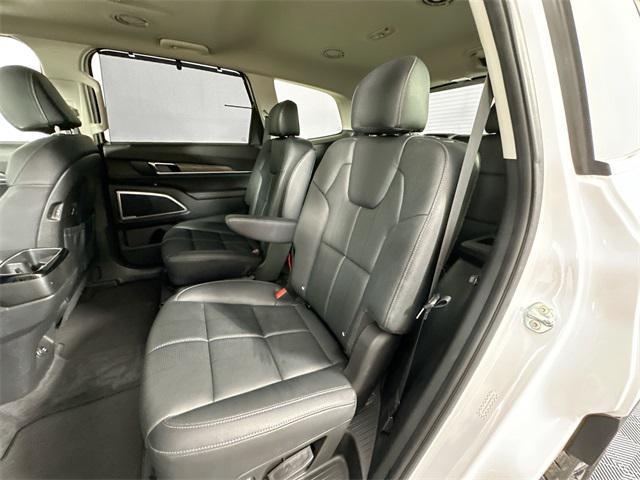 Photo of 2022 Glacial White Pearl Kia Telluride