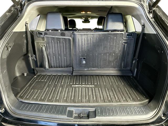 Photo of 2022 Midnight Black Metallic Toyota Highlander