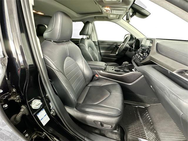 Photo of 2022 Midnight Black Metallic Toyota Highlander