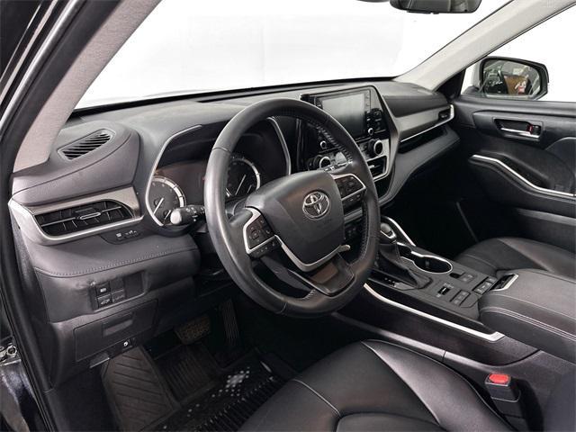 Photo of 2022 Midnight Black Metallic Toyota Highlander