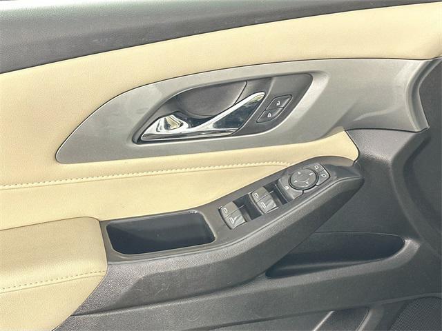 Photo of 2022 Summit White Chevrolet Traverse