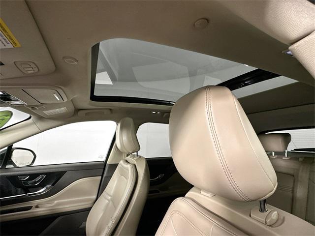 Photo of 2022 Pristine White Metallic Tri-Coat Lincoln Corsair