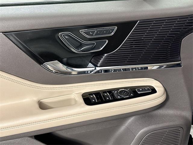 Photo of 2022 Pristine White Metallic Tri-Coat Lincoln Corsair