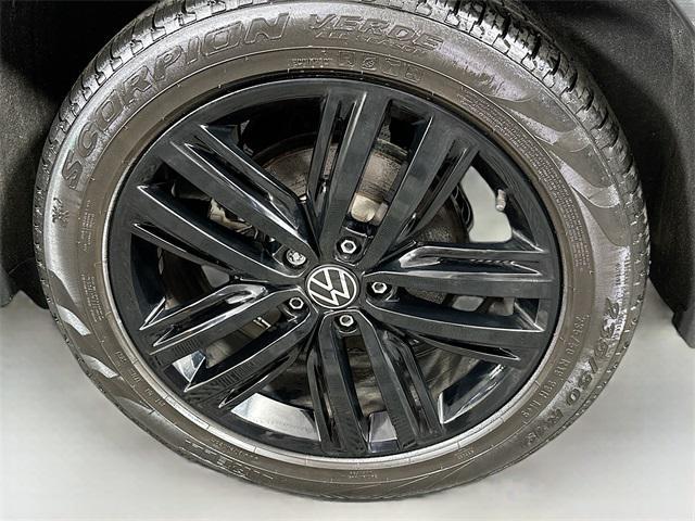Photo of 2022 Deep Black Pearl Volkswagen Tiguan