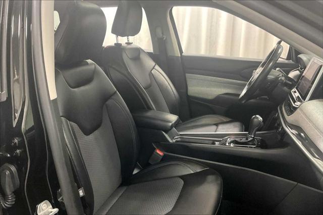 Photo of 2022 Diamond Black Crystal Pearlcoat Jeep Compass