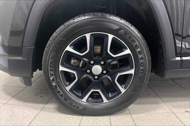 Photo of 2022 Diamond Black Crystal Pearlcoat Jeep Compass