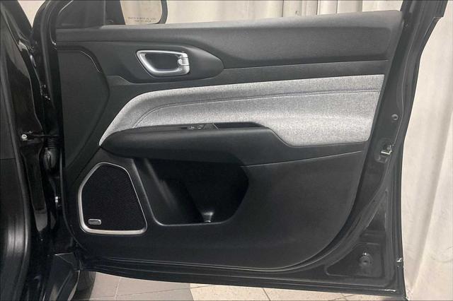 Photo of 2022 Diamond Black Crystal Pearlcoat Jeep Compass