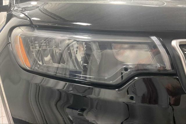 Photo of 2022 Diamond Black Crystal Pearlcoat Jeep Compass