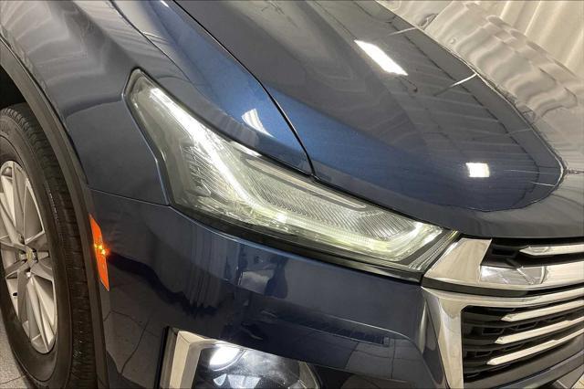 Photo of 2022 Northsky Blue Metallic Chevrolet Traverse
