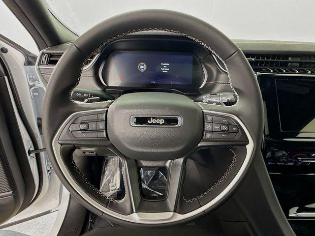Photo of 2025 Bright White Clearcoat Jeep Grand Cherokee L