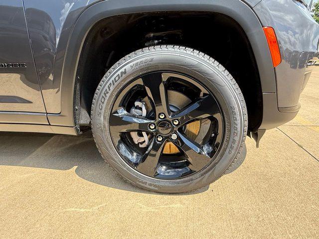 Photo of 2025 Baltic Gray Metallic Clearcoat Jeep Grand Cherokee L