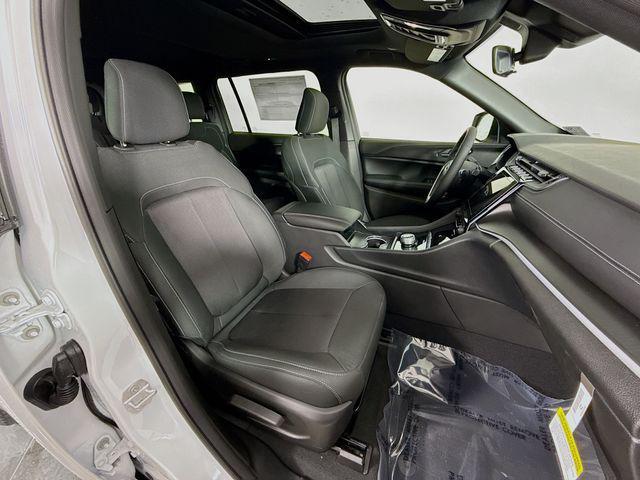 Photo of 2025 Bright White Clearcoat Jeep Grand Cherokee L