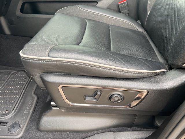 Photo of 2025 Diamond Black Crystal Pearlcoat RAM 1500