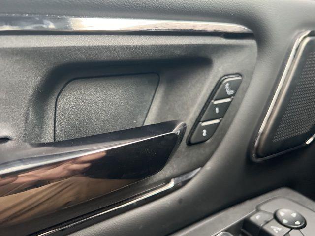 Photo of 2025 Diamond Black Crystal Pearlcoat RAM 1500