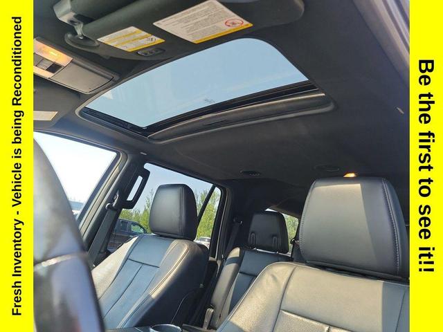 Photo of 2017 White Platinum Metallic Tri-Coat Ford Expedition