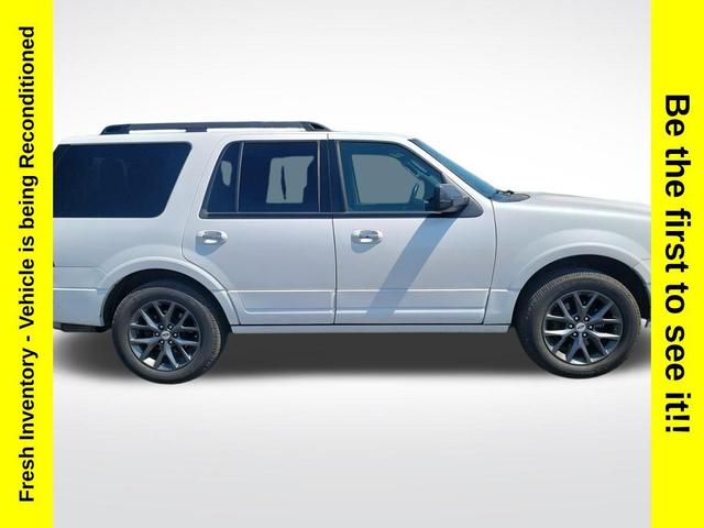Photo of 2017 White Platinum Metallic Tri-Coat Ford Expedition