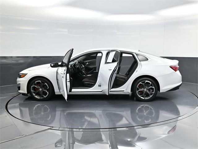 Photo of 2021 White Chevrolet Malibu