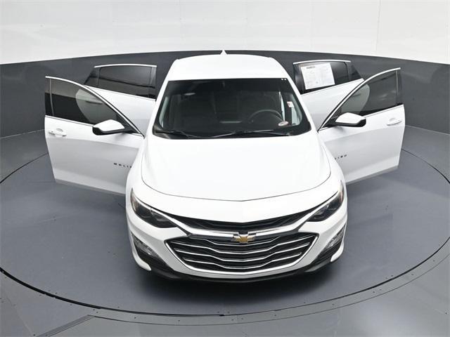 Photo of 2021 White Chevrolet Malibu