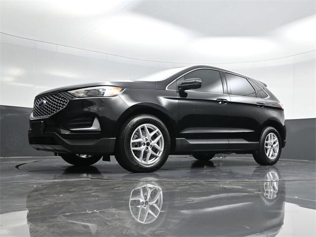 Photo of 2023 Black Metallic Ford Edge