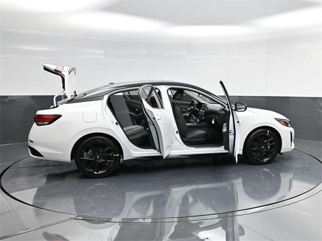 Photo of 2025 White Nissan Sentra
