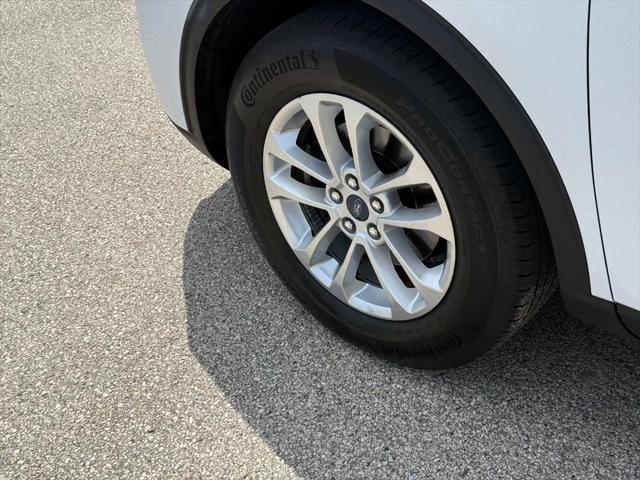 Photo of 2022 Oxford White Ford Escape