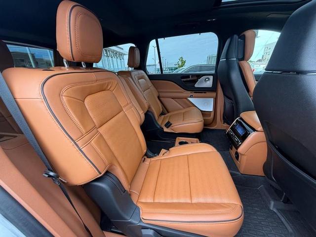 Photo of 2023 Radiance Metallic Lincoln Aviator