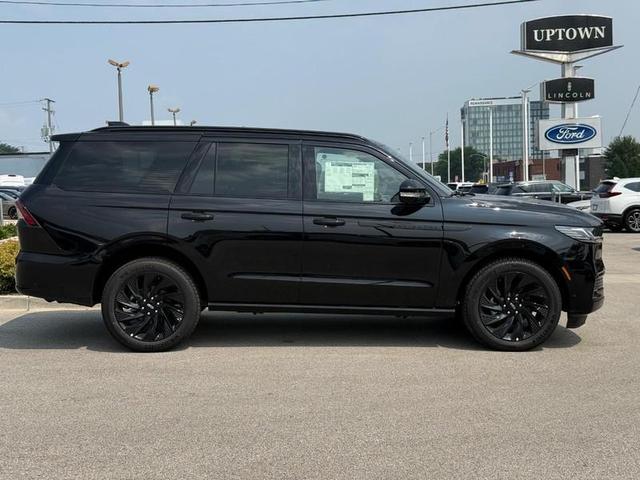 Photo of 2025 Infinite Black Metallic Clearcoat Lincoln Navigator