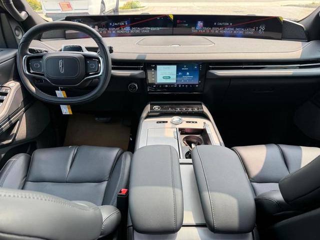 Photo of 2025 Infinite Black Metallic Clearcoat Lincoln Navigator