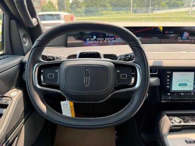 Photo of 2025 Infinite Black Metallic Clearcoat Lincoln Navigator