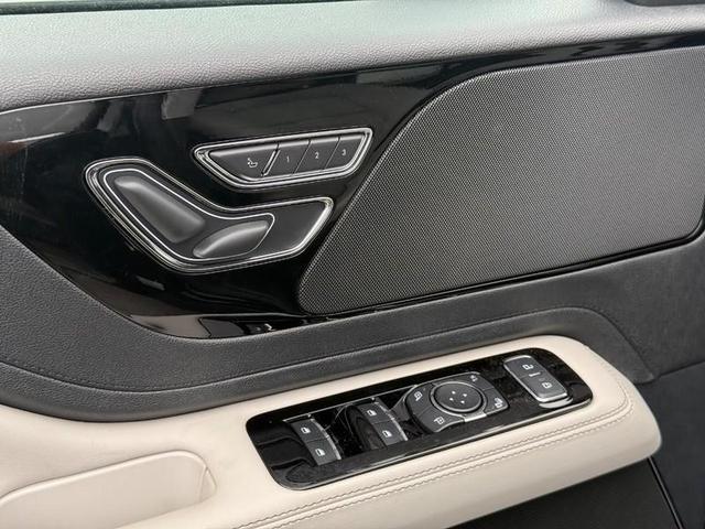 Photo of 2025 Infinite Black Metallic Clearcoat Lincoln Aviator