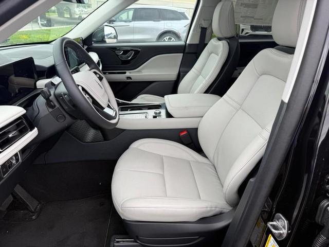 Photo of 2025 Infinite Black Metallic Clearcoat Lincoln Aviator