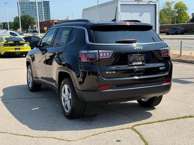 Photo of 2023 Diamond Black Crystal Pearlcoat Jeep Compass