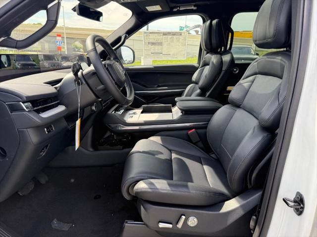 Photo of 2025 Pristine White Metallic Tri-Coat Lincoln Navigator