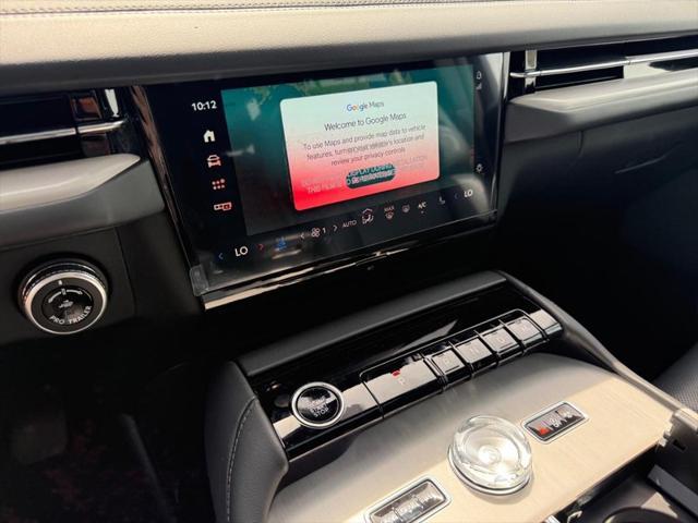 Photo of 2025 Pristine White Metallic Tri-Coat Lincoln Navigator