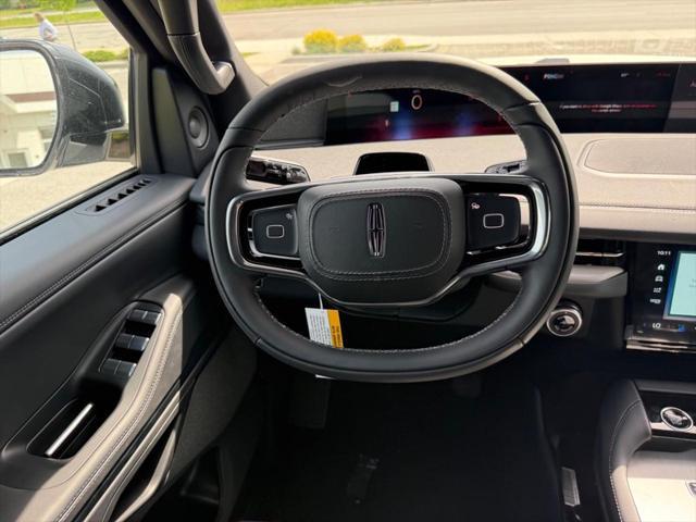 Photo of 2025 Pristine White Metallic Tri-Coat Lincoln Navigator