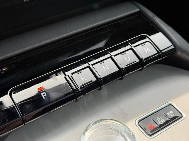 Photo of 2025 Pristine White Metallic Tri-Coat Lincoln Navigator