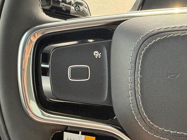Photo of 2025 Pristine White Metallic Tri-Coat Lincoln Navigator